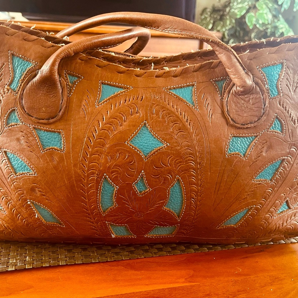 Leaders in Leather yummy leather shoulder bag!